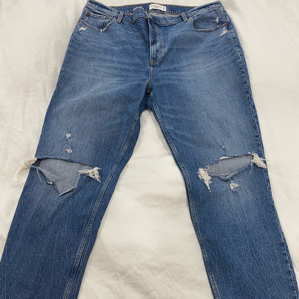 Abercrombie jeans The 90s straight Leg ultra high-rise. Brand new no tags